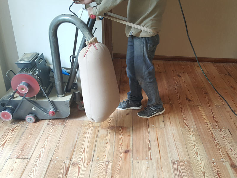 Pisos de Madera: La mejor opción para decorar tu espacio 4 pulido y barnizado de pisos de madera