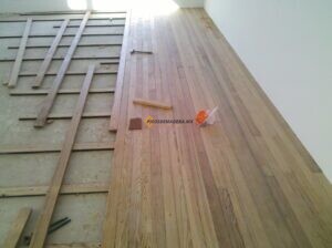 colocación de piso de madera de pino