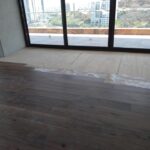 instalación de piso de madera sólida